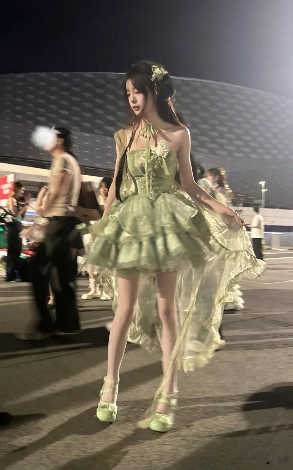 图片拍的不是很好看，因为有点花，但人是真可以衣服也挺好看