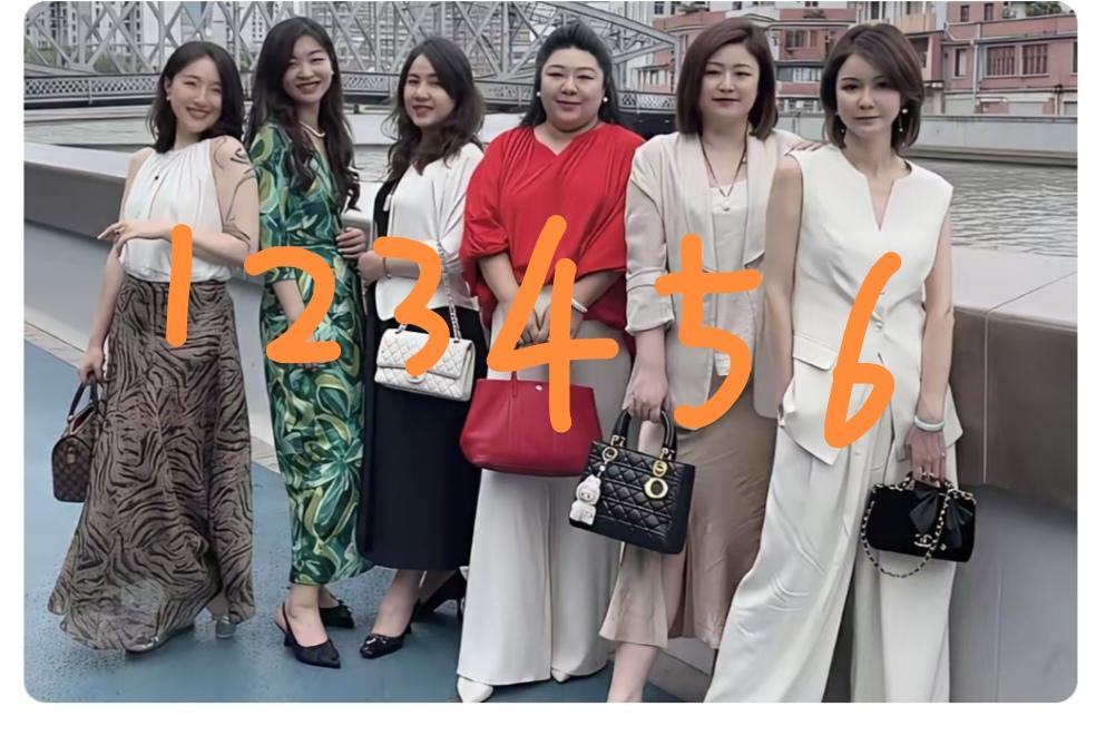 6号美女，一看就是单身白领。