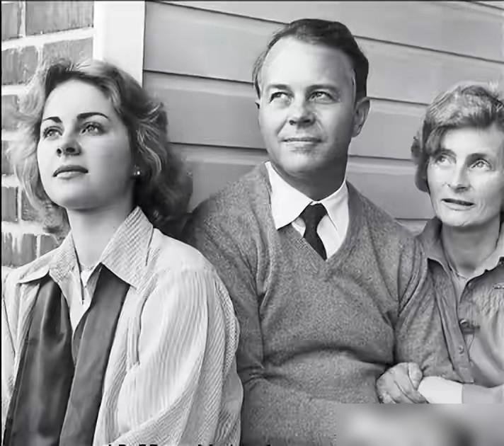 冯德莱恩年轻的时候，长的就非常漂亮，从面相上看，他长得不像她的母亲，有时候和他的