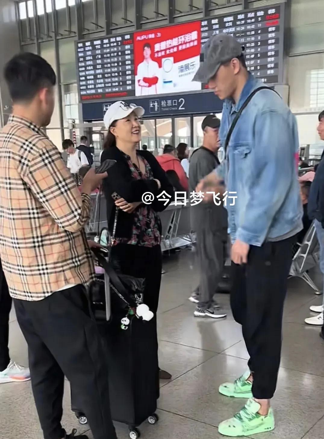 广东队即将集结，杜润旺提前归队！广东队一个月假期即将结束，球队将会在近日集结，