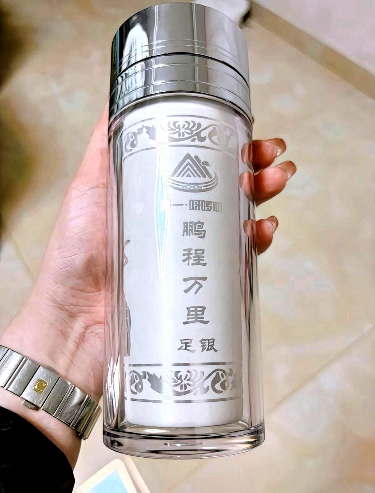 同事小韩从云南回来，塞我个盒子。打开一看，足银水杯，她说1800买的。