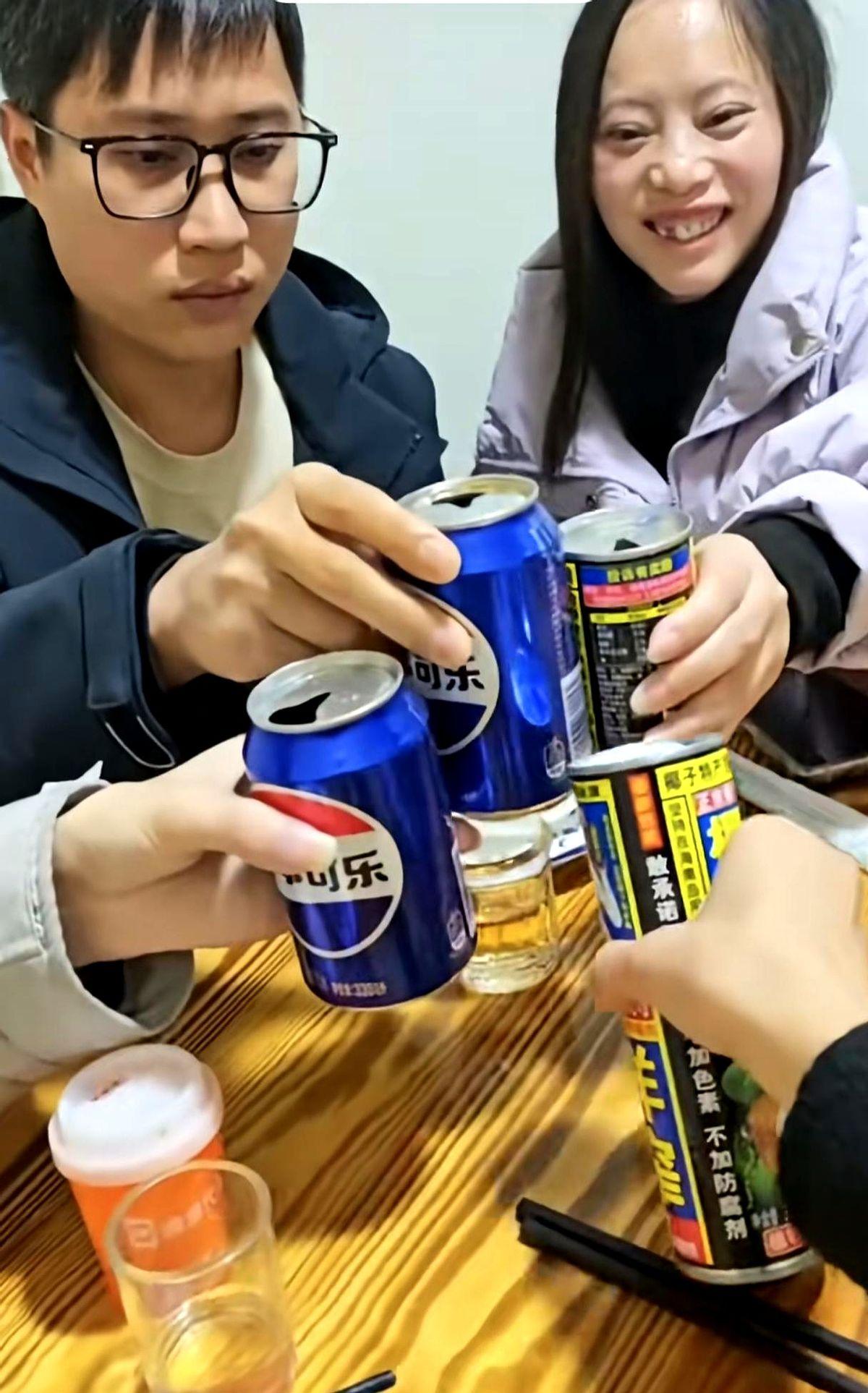 我发现梁志辉真的是不爱笑啊！梁志辉不爱笑但网上挺幽默，回家后发了好几个视频。