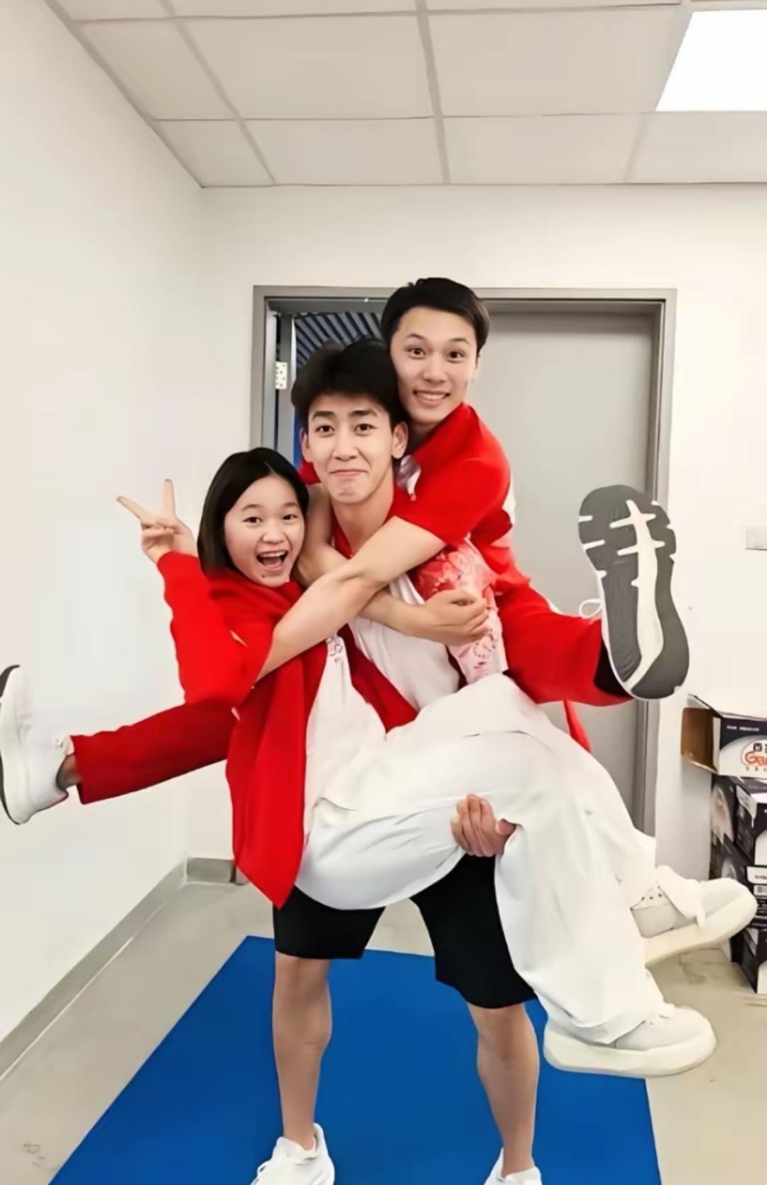 看到这张照片真喜人！全红婵被哥哥们偏爱着、宠爱着，真的太上头啦！越看越喜欢！