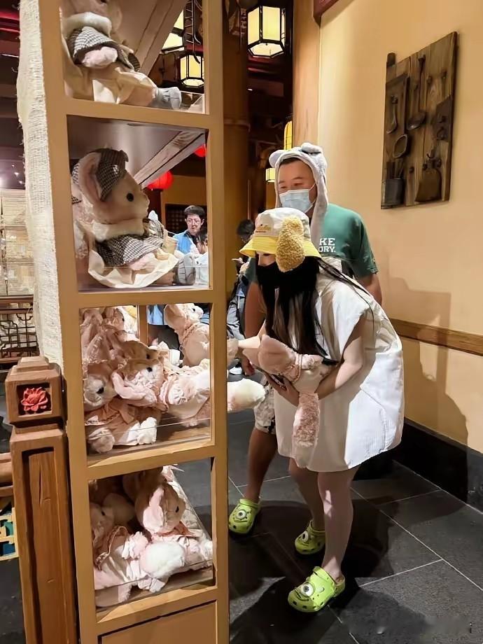 阎鹤祥的新婚妻子终于被网友拍到了两个人一起在迪士尼购买帽子，特别的俏皮可爱看