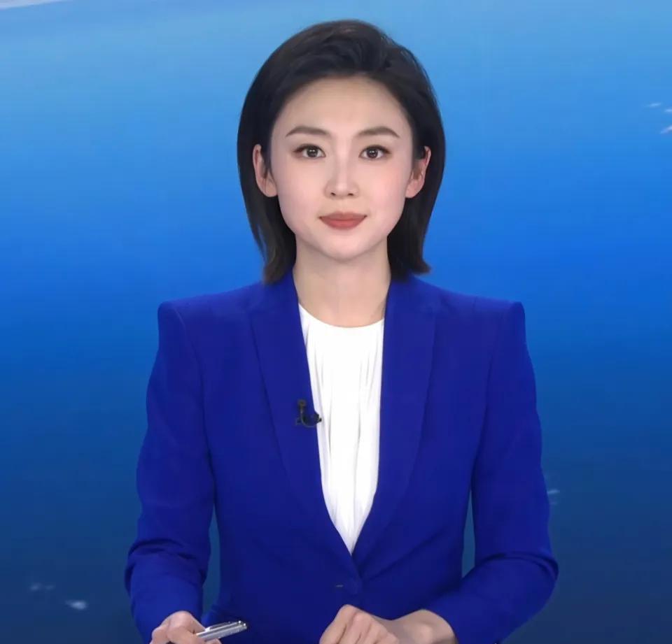 凌晨三点，她把咖啡杯轻轻放在导播台边。这是央视新闻频道最冷清的时段，观众席空无