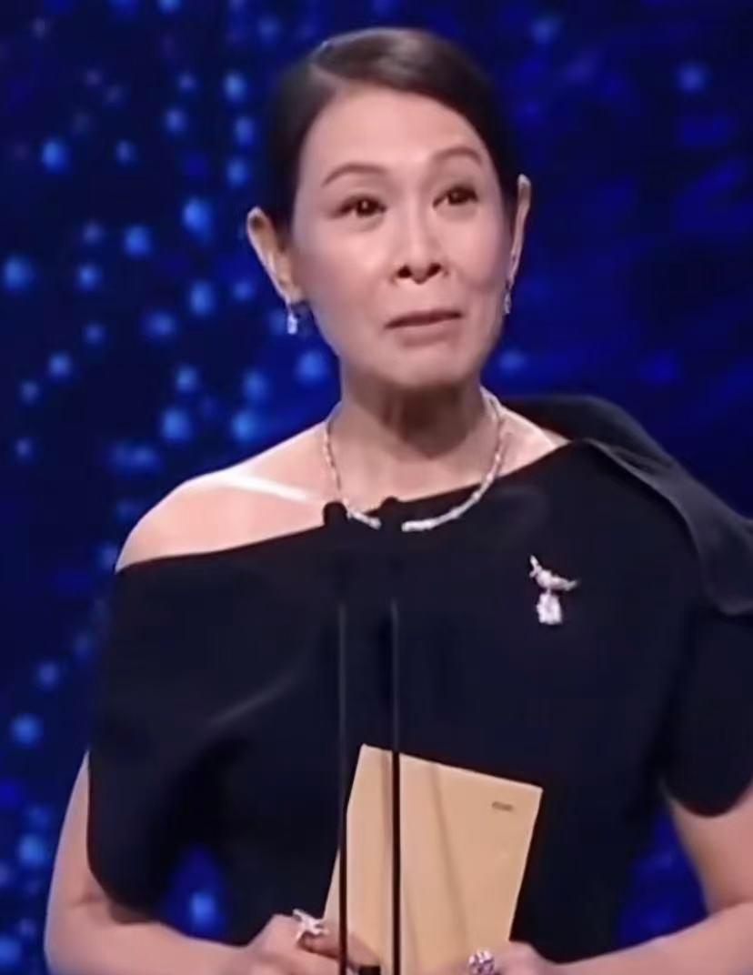 56岁的刘若英，就那么素净地站在金马奖台上。没有医美过度的僵硬，没有靠精修硬凹
