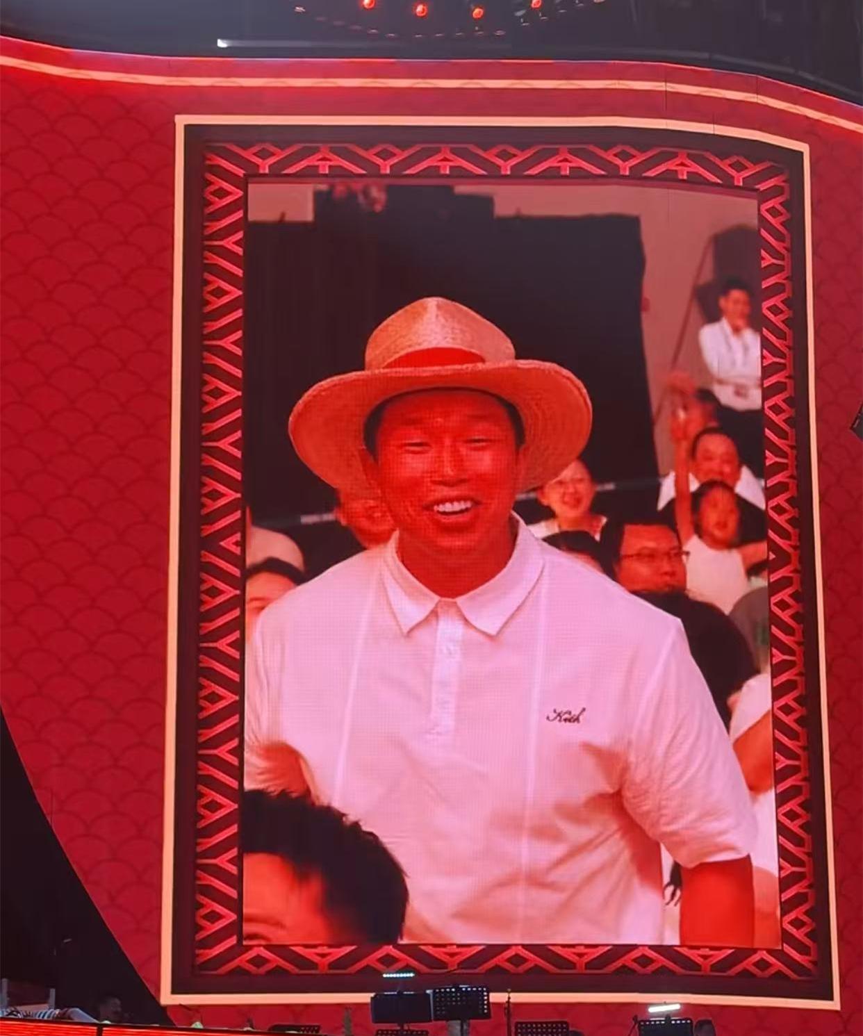岳云鹏北京演唱会第二场，岳云鹏、孙越台上与观众互动。“长得难看的唱！”烧饼主动站