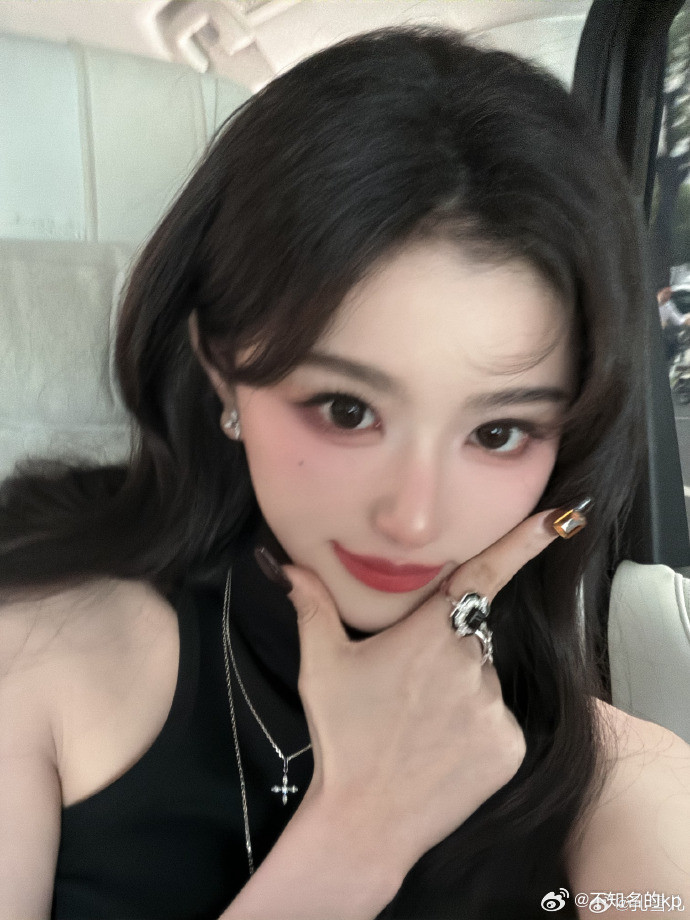 孔雪儿美女上班孔雪儿自拍简直小卡素材上班路上的美貌暴击，每一帧都是限量小卡水准