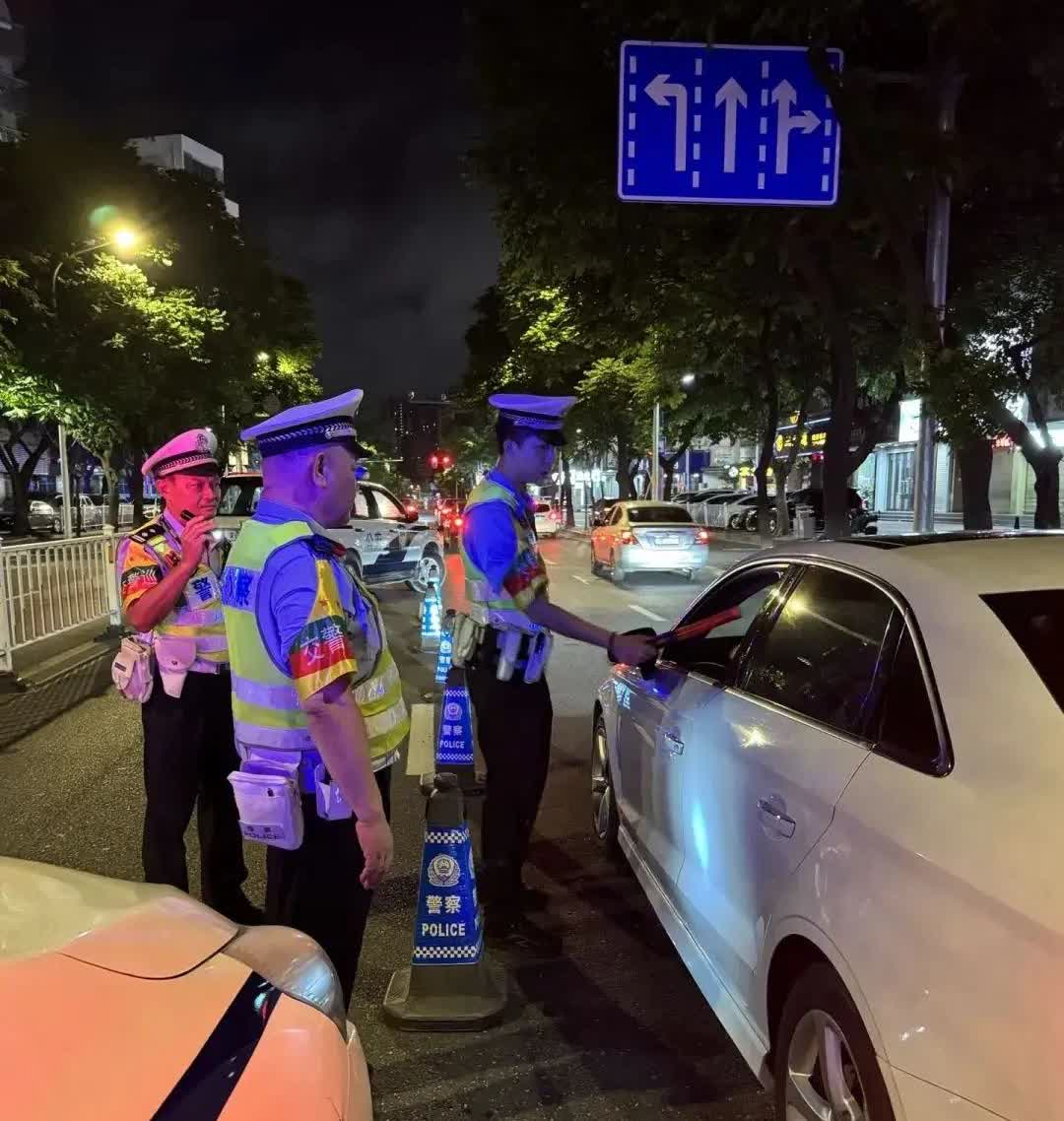 男子遇到查酒驾突然刹车，不料交警迅速将他包围，上来大喊“停车，靠边，停车”！