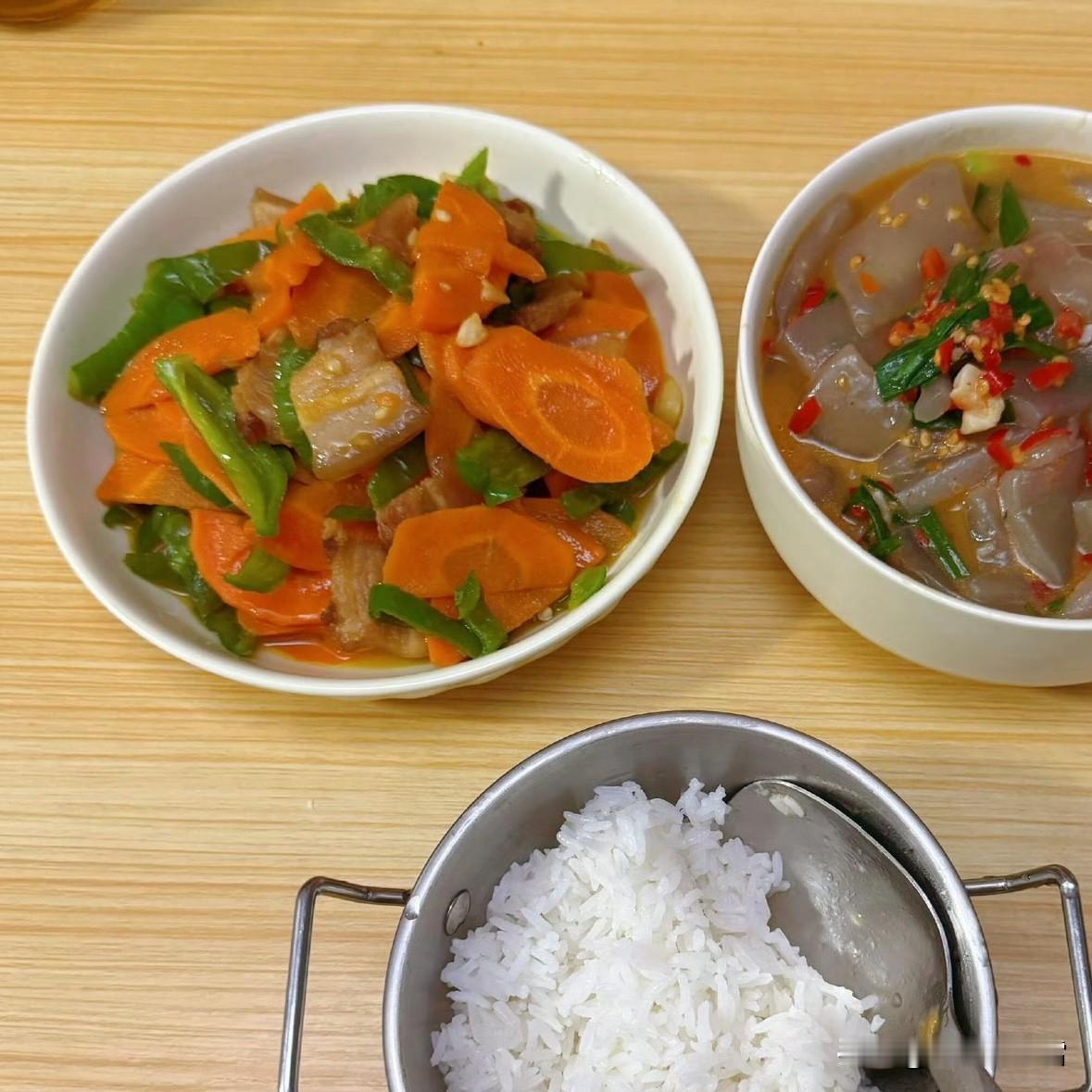 分享简单美味早餐今日早餐：两份滑溜溜的凉粉菜，配一碗喷香的白米饭，吃下去胃里暖暖