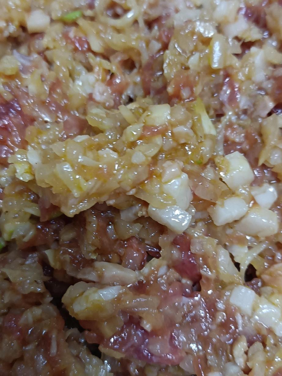 今天早饭是酸菜馅饺子。我自己腌制的酸菜，已经四十多天了，昨晚我捞出一颗，试了一