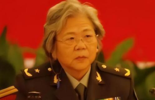 你敢信？贪了上亿军费的军中大老虎，审讯全程镇定自若，百般抵赖、拒不配合，却在听到
