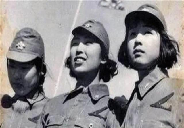 1945年，冲绳岛上，美军发现一个洞穴中似乎有日军士兵，于是不分青红皂白就是一顿