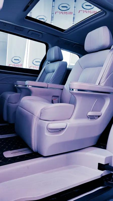 以前一直以为MPV最舒服的也就是合资里面的别克GL8，丰田赛那之类的，空间大，