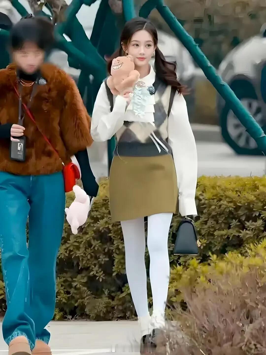 李一桐现实和电视上完全不一样…