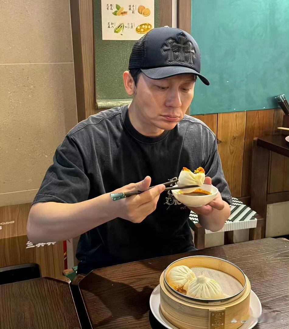 李晨现身上海街头吃包子被偶遇，日常饮食十分克制，自律状态令人佩服。