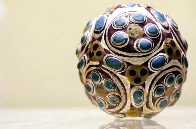 1981年，洛阳一农民在崖壁上采药，突然，他发现石缝中透出蓝光，吓得他差点掉下悬