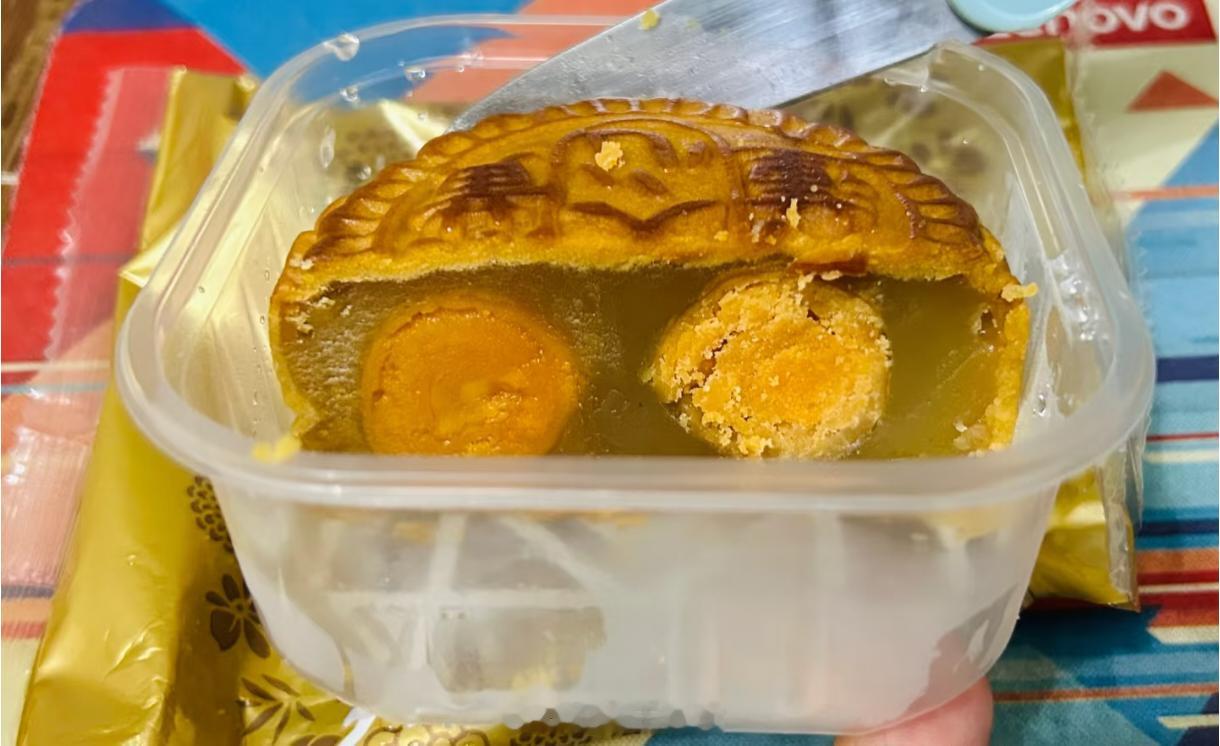 卖不完的月饼都去哪儿了看到一个新闻，第二年把前一年的月饼外皮去掉，中间的馅再接着