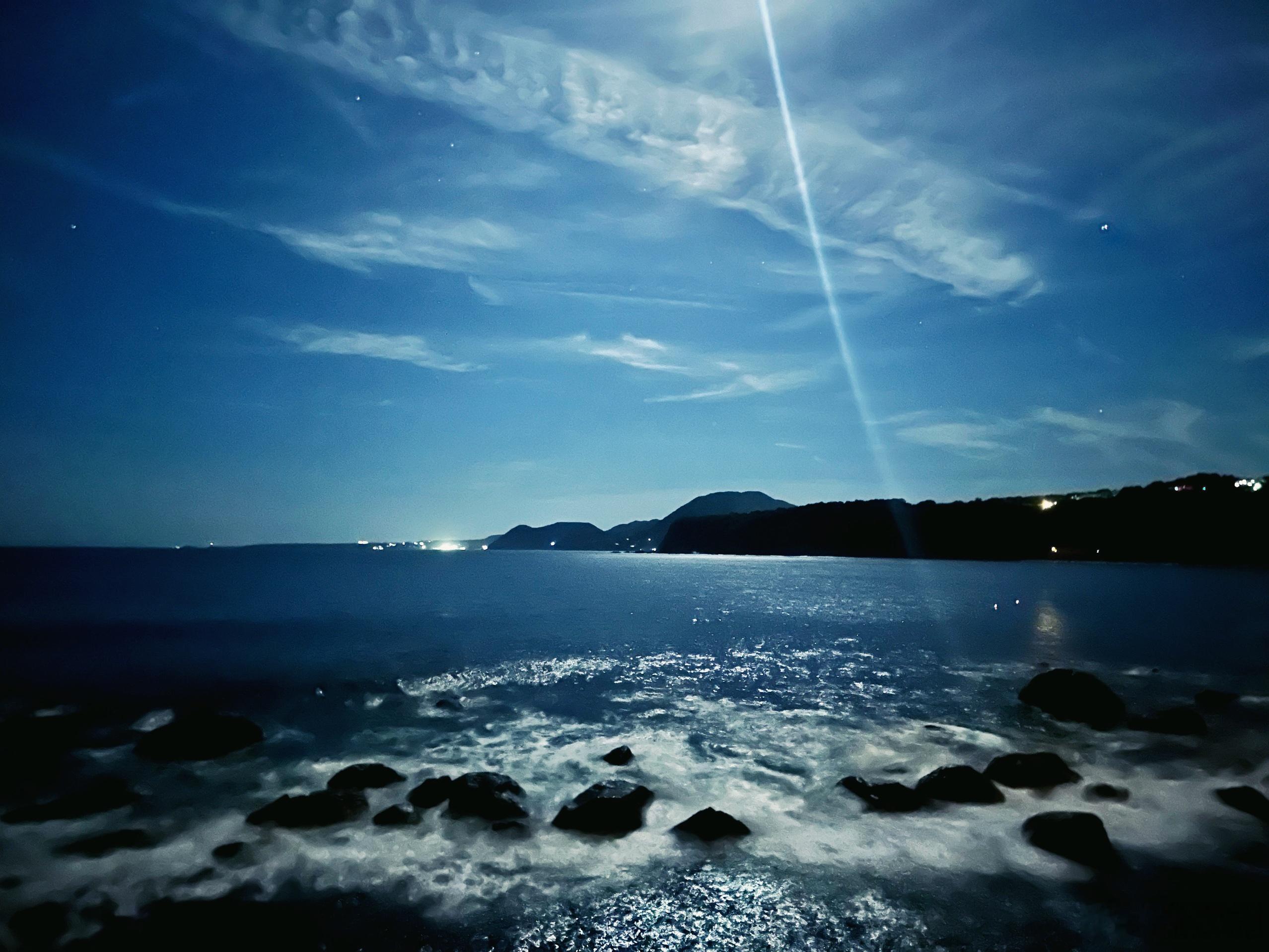 五月的伊豆海边。海水湛蓝，涌起的海浪银白。住宿的海边旅馆因此得名银水庄。长长的，