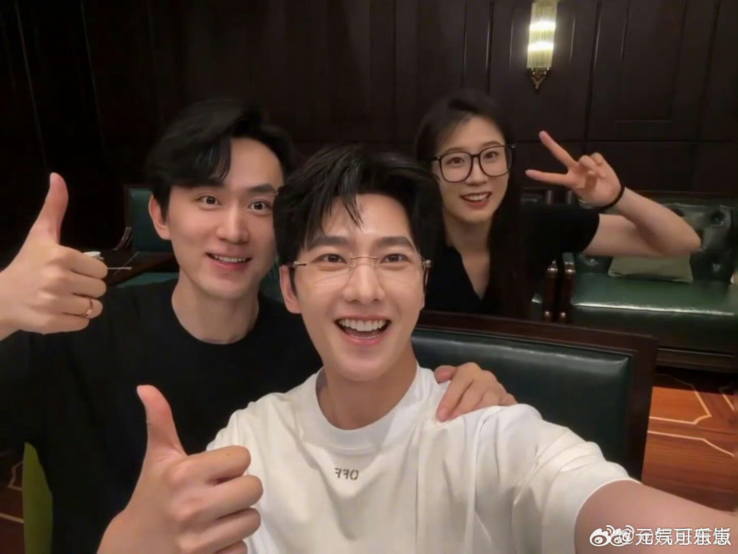 杨洋参加军艺同学聚会妈呀杨洋到底怎么保养的…..这素颜状态状态说是20岁我都信
