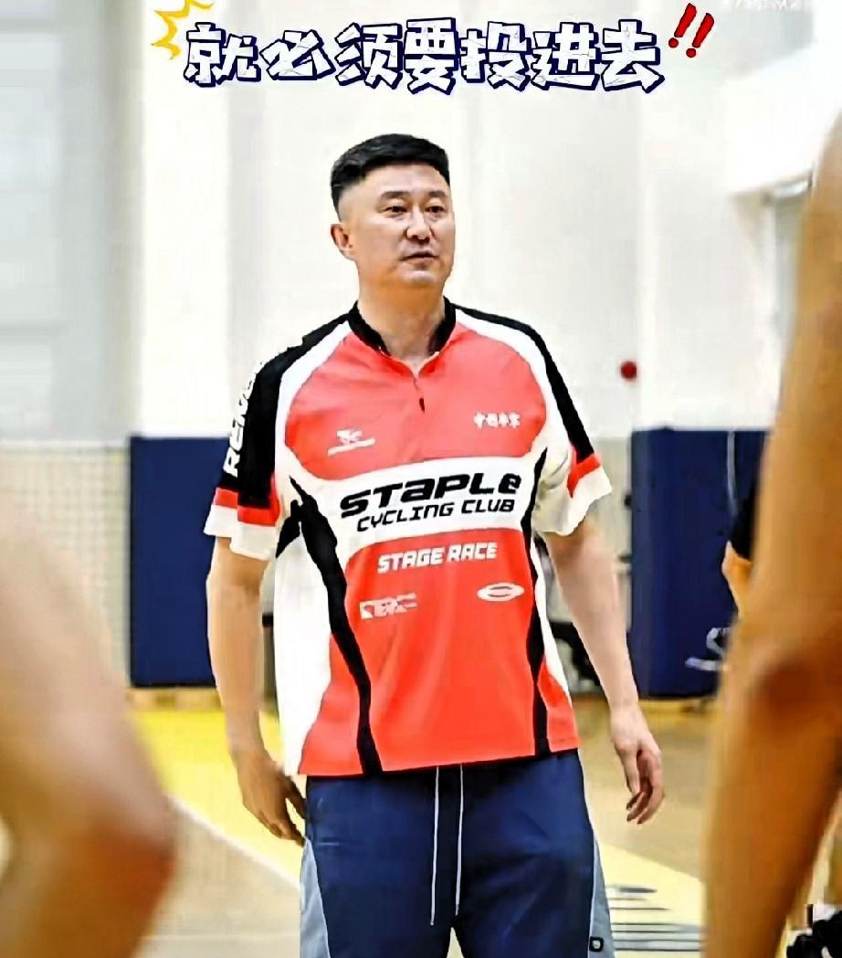 杜锋在新来的外教面前，强势立威！带球员进行投篮训练罕见提要求：投，就得给我投进去