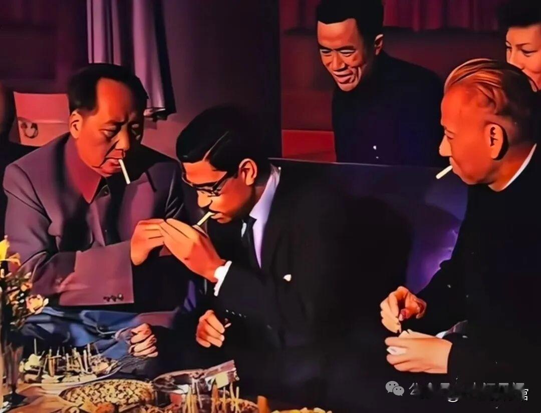 毛主席为外宾点烟，一根火柴几人共用，彰显亲切节俭的一面。这个画面拍摄于196