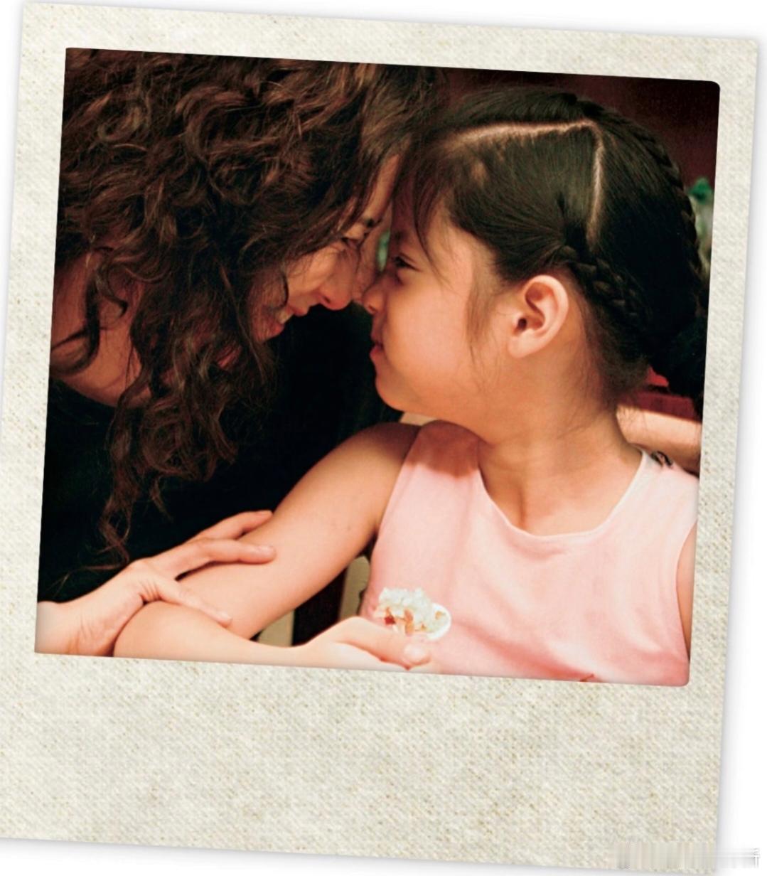 欧阳娜娜生日，妈妈傅娟晒出一组从小到大的照片。她真是一个从小在有爱家庭氛围下长大