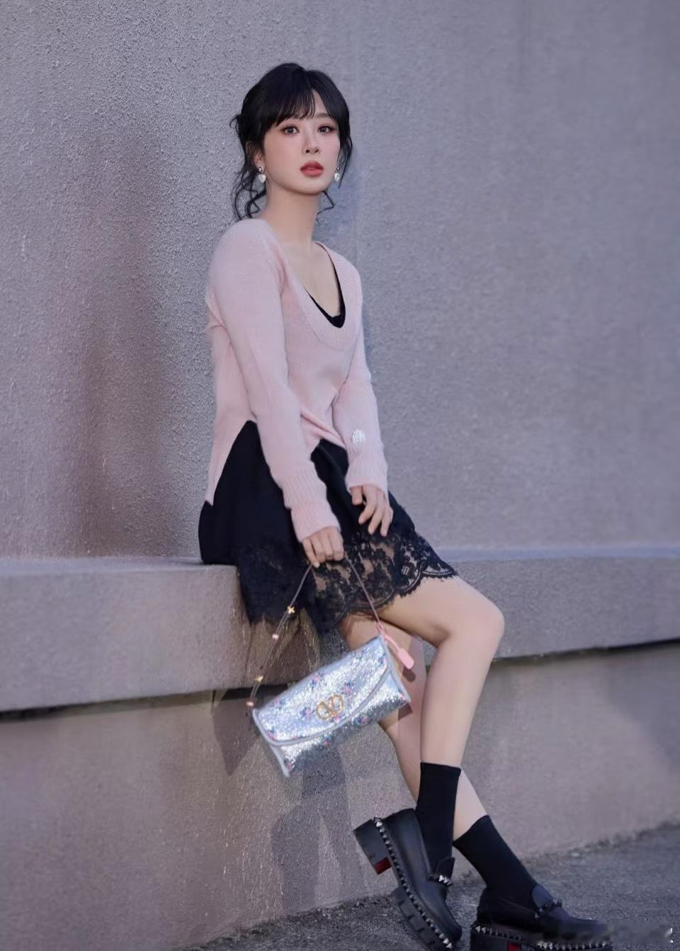 杨紫最新营业造型，今日穿黑色小短裙的🍇，这身又精致又吼看咧