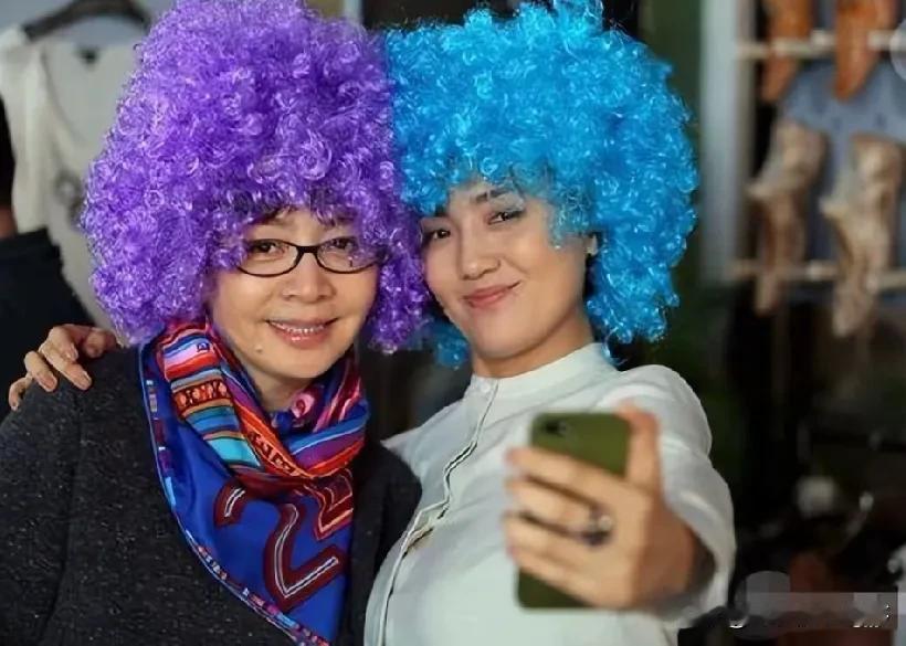 朱媛媛说：我最怕老公碰上宋丹丹，一见面就搂。宋丹丹：这娘们啥都往外说。