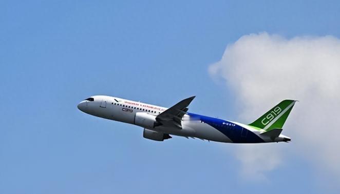 美国这一刀，确实捅到了C919最疼的地方！2025年，本来应该是C919真正