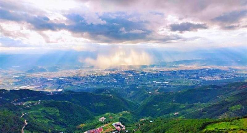 说实话，我已经开始怕夏天了。去年杭州43℃，出门就像进蒸笼。今年更狠，国家气