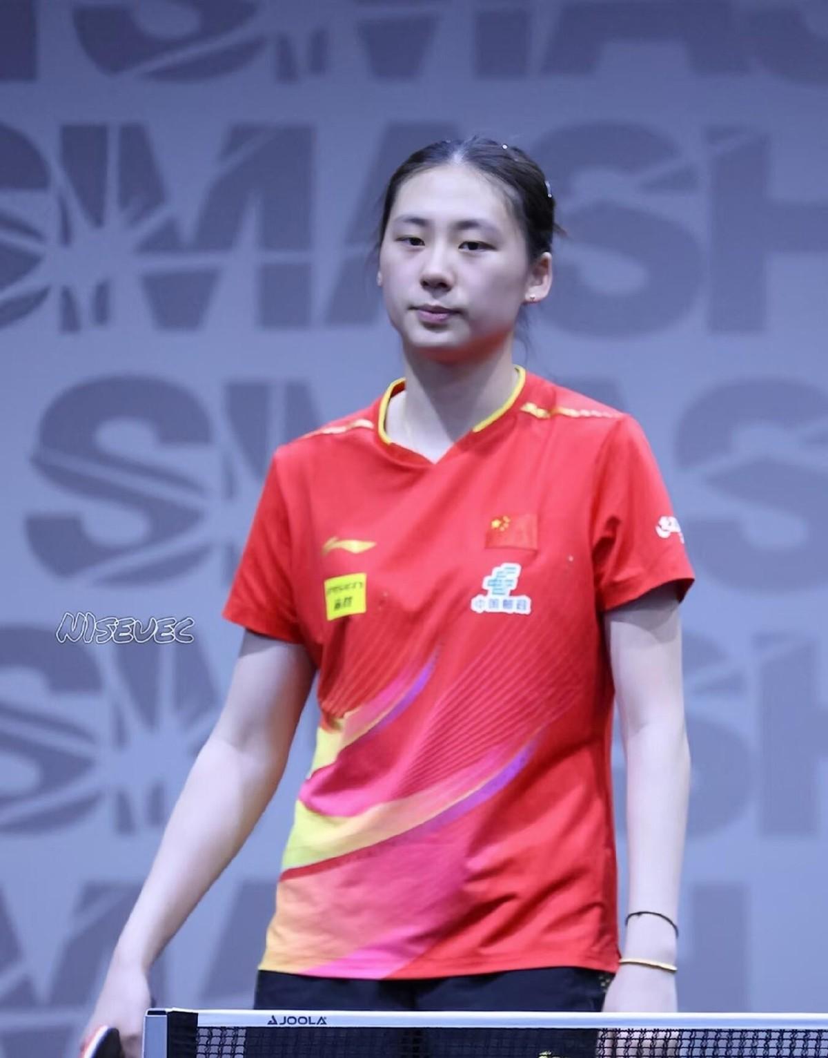 陈熠1米77，在乒乓球队里确实算“高个子”了。这次0比4输给张本美和，有人说是