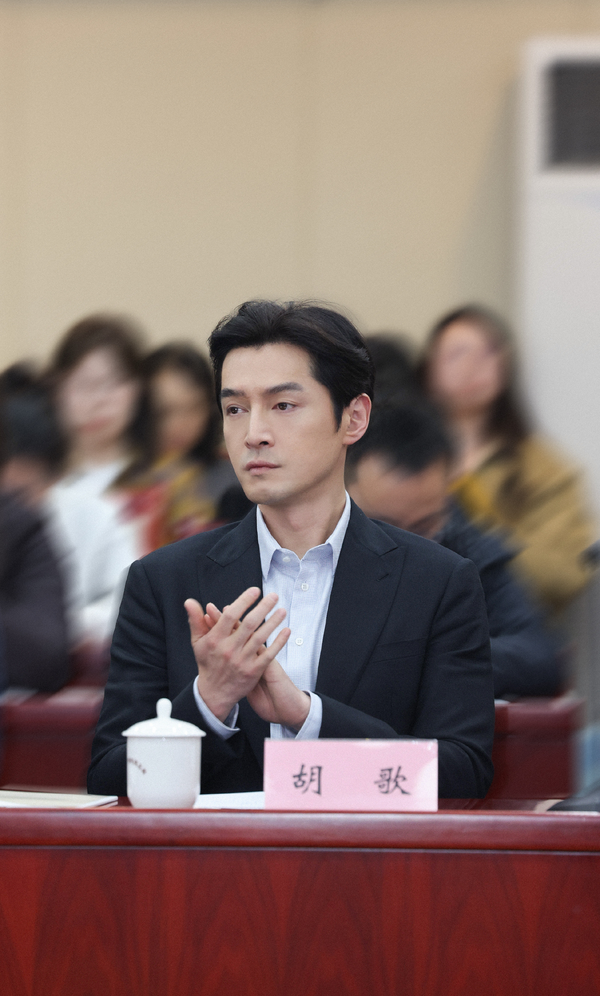 1.胡歌走哪儿都喜欢点香，时间一久都给自己腌入味儿了，他觉得一闻这些心里就会特别