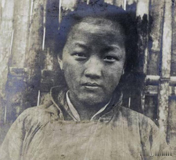 1945年，苏南一个18岁的采药姑娘赵秀婷，救了一个快死的新四军战士王德新。三天