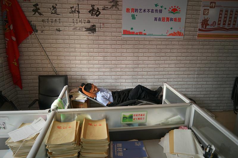 后勤教师不带课不能评职称，领导不带课为什么能评？政策白纸黑字写着：中小学教师