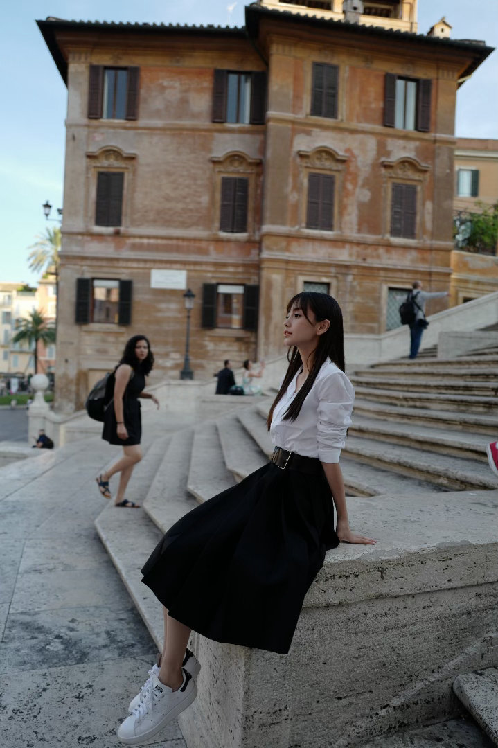 angelababy[比心]杨颖置身古老街巷，安静享受旅途时光～​​​