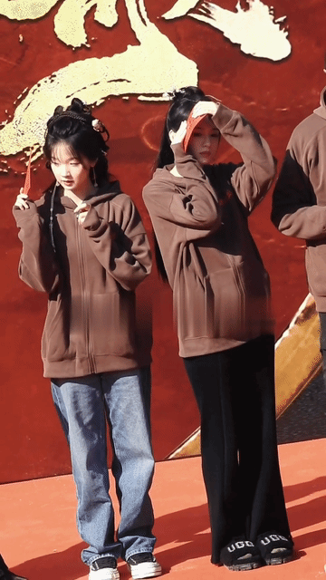 周也把挡太阳的卡片一拿掉，旁边的张淼怡立马失色不少，女一和女二的脸还是有区别的，