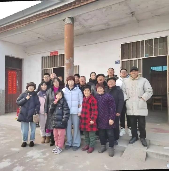 万万没想到，世界冠军蒯曼家庭并不是那么富有。从蒯曼拍的全家福看，加上蒯曼一共