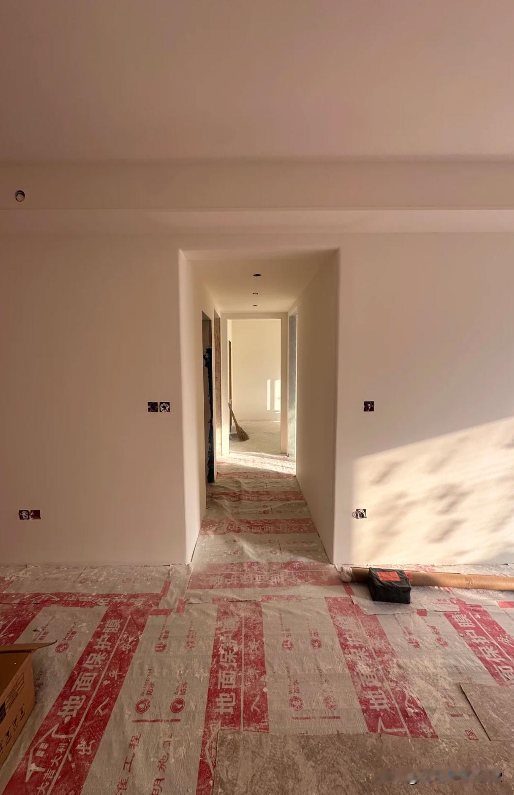 塌天了！刷完漆，突然发现过道门上口梁是歪的[捂脸哭]