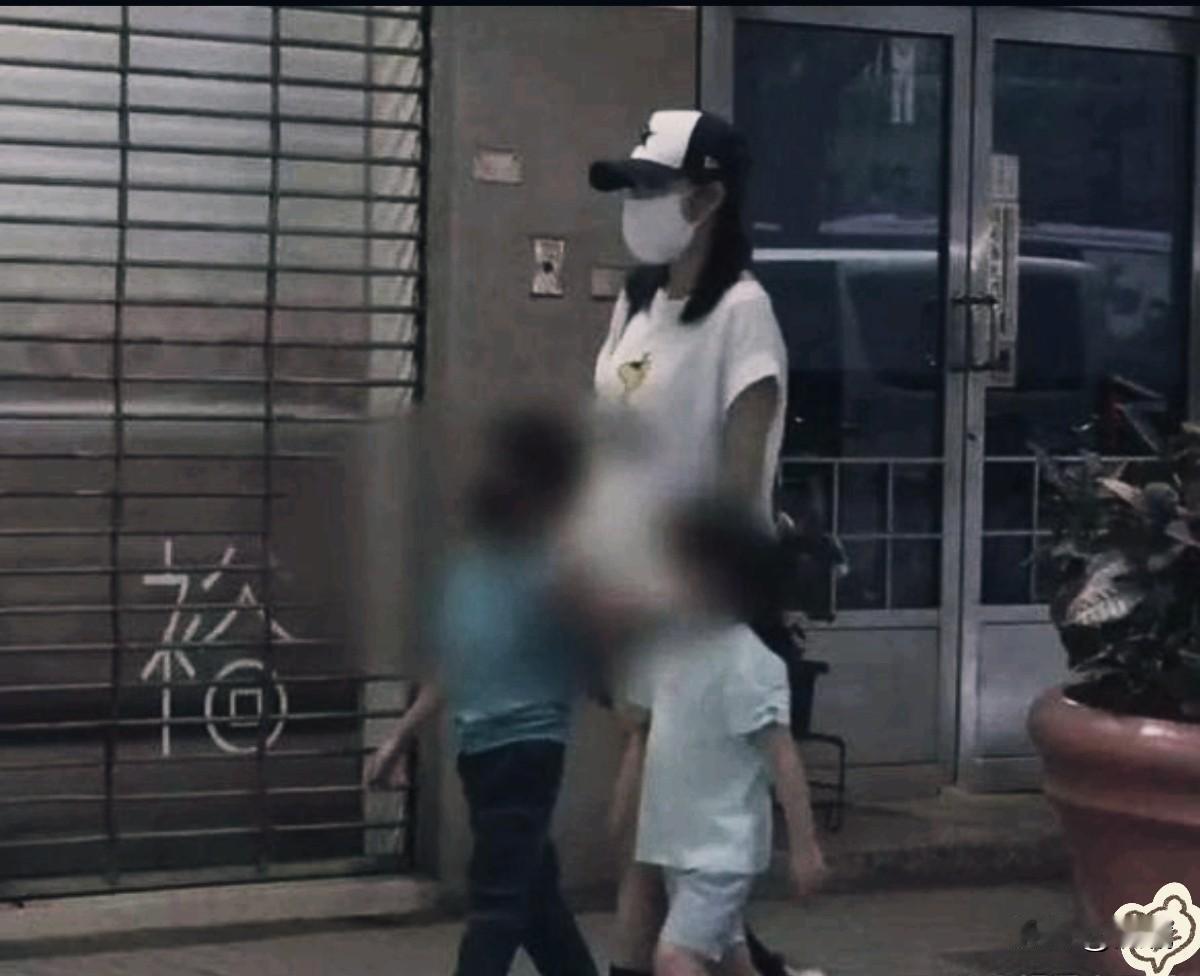 这则新闻着实令人惊叹，所谓“豪门生活”的边界究竟在哪里？近日，安以轩被台媒拍到