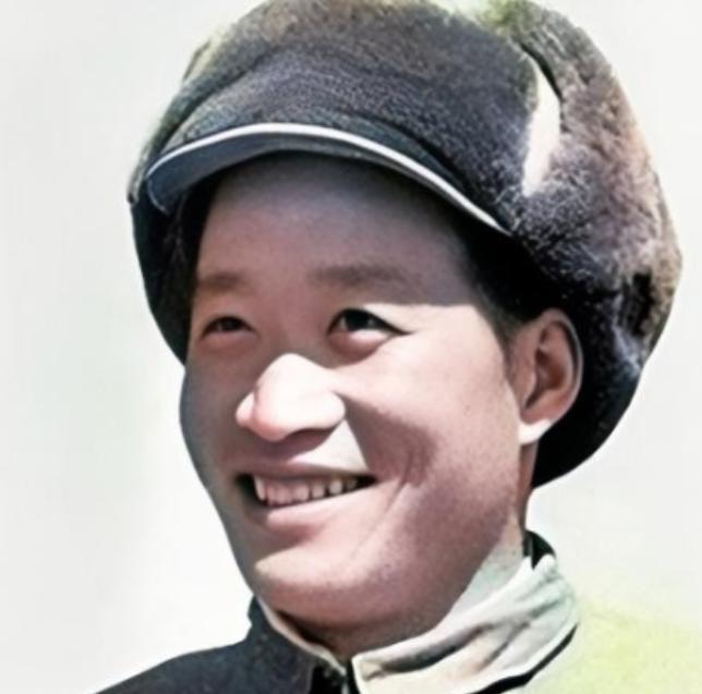 1964年，伟人得知奇袭白虎团的英雄排长从朝鲜战场归来已11年，却依然只是副连长