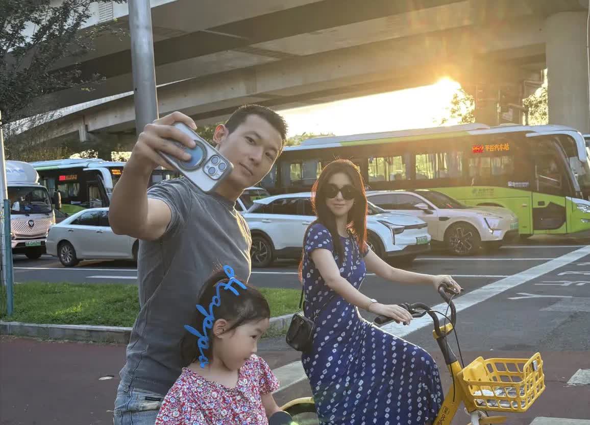 朱珠和老公在北京骑共享单车外出，一家人去餐馆吃涮羊肉，这生活太美滋滋啦！她穿