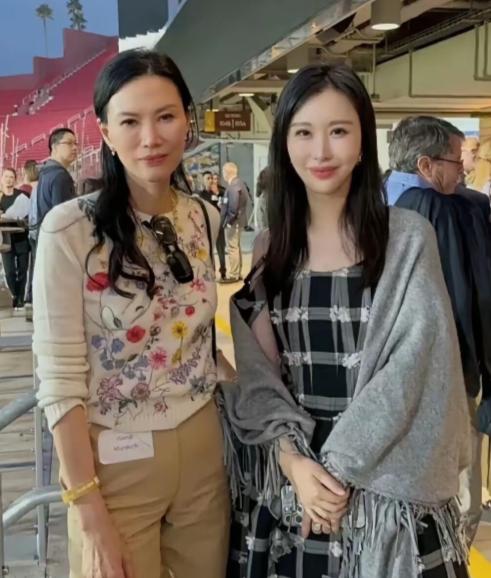 洪晃特别看不起王石的老婆田朴珺和杨澜伪装出来的所谓高贵，看不起她们对欧美人的媚相