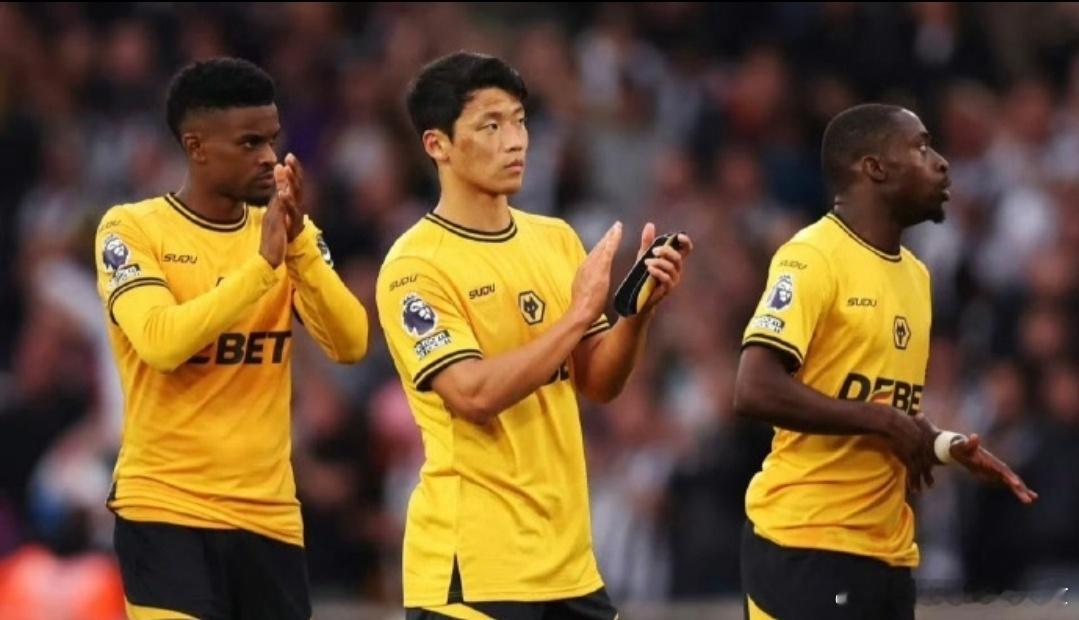 狼队一定会帮热刺的不会让热刺成为自己夺冠的绊脚石。狼队提前5轮降级