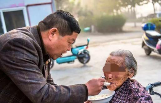 上海，小儿子赡养母亲30多年，大哥和二姐从未管过，岂料，母亲突然去世，大哥却提出