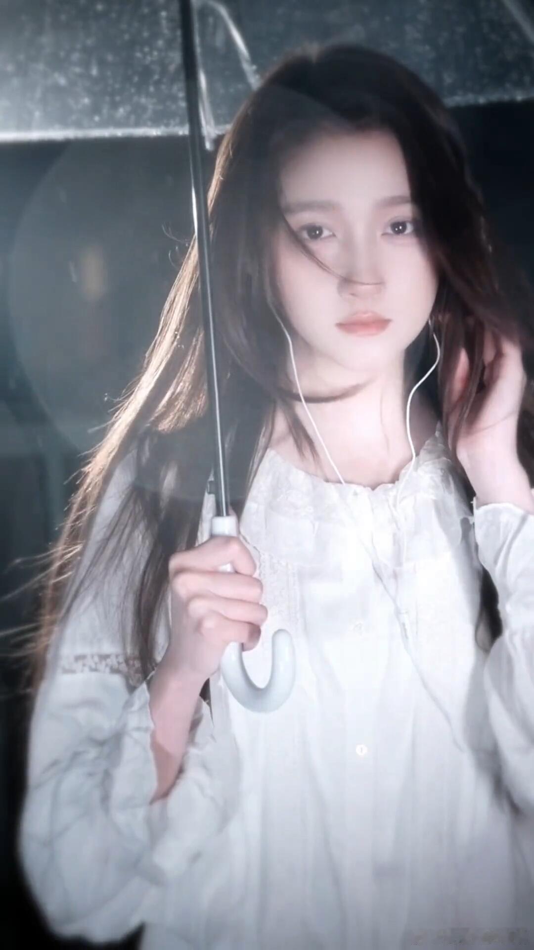 关晓彤嘴里咬着戒指白月光来啦，关晓彤的这组照片也太好看了吧，好像学生时代的女神白