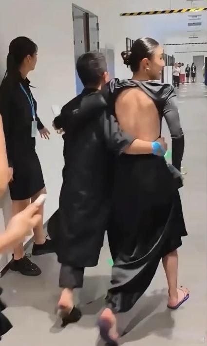 获奖后的演员宋佳和丈夫导演王伟