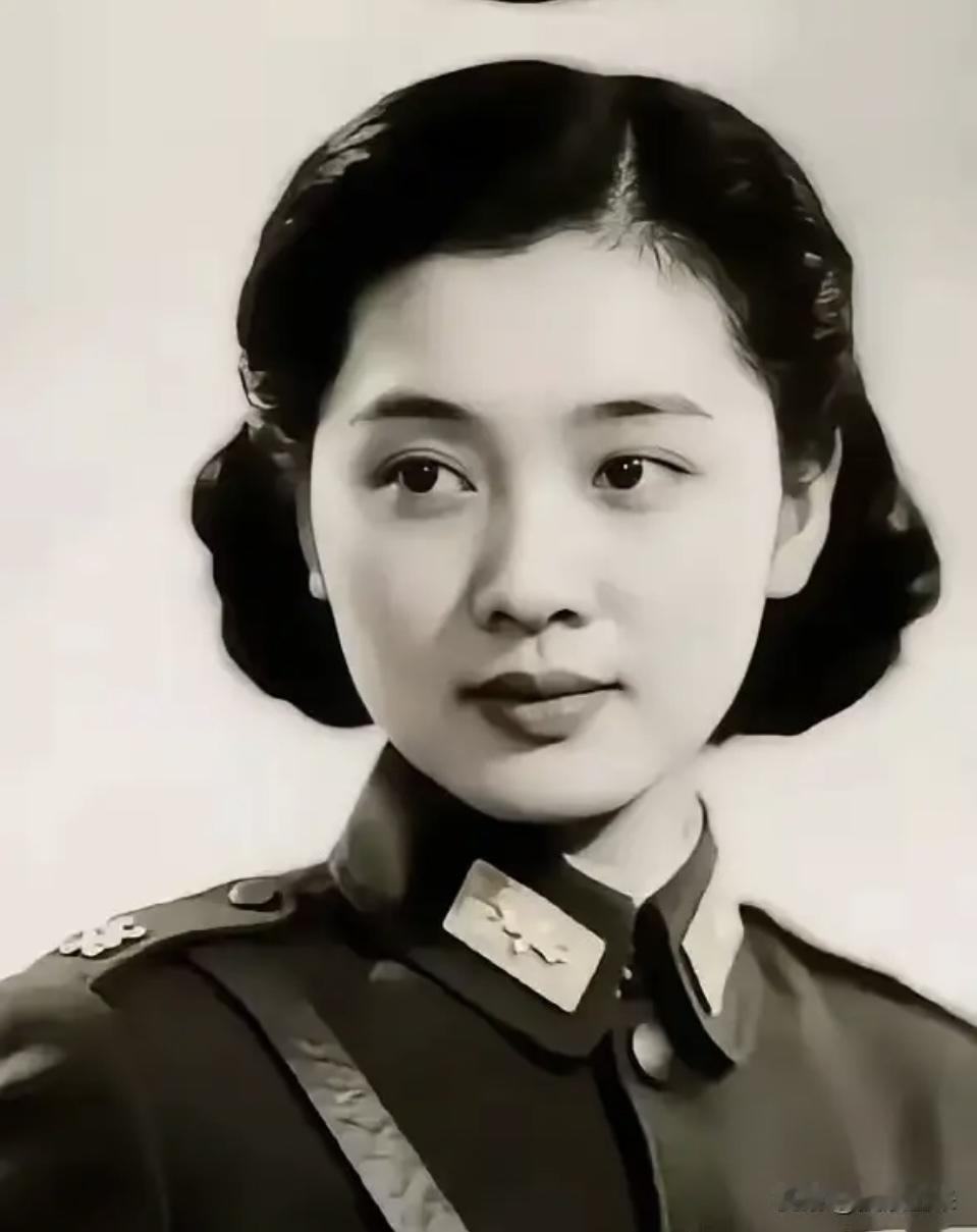 蒋介石会议上，沈安娜笔尖悬在“剿共部署”上，特务突然查岗！她指节泛白，却没敢合笔