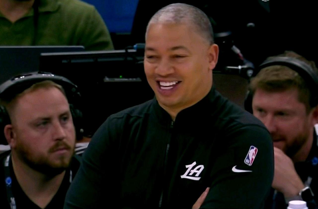 看到这一幕：我才明白快船战绩如此惨淡，而泰伦卢却为何如此的开心？在快船客场挑