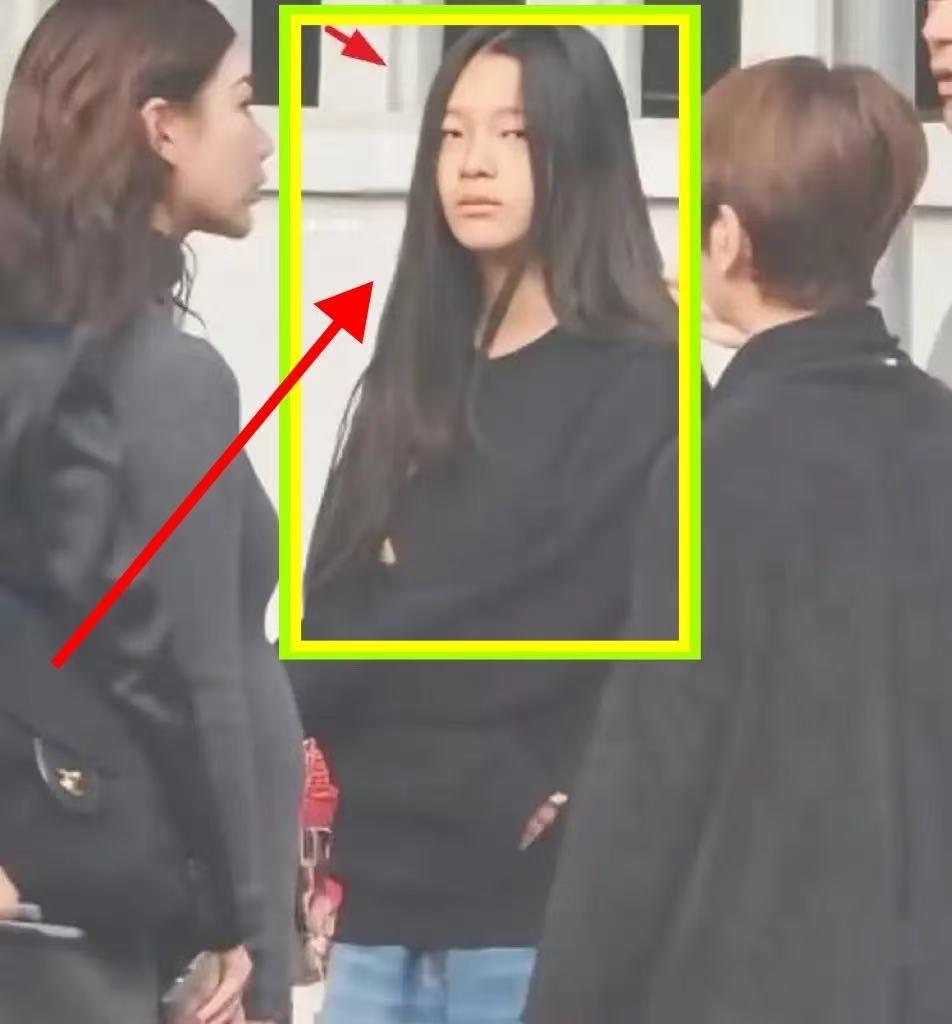 果然没让人失望大S雕像揭幕期间第一个默默用自己方式纪念的，偏偏是争议最多的小